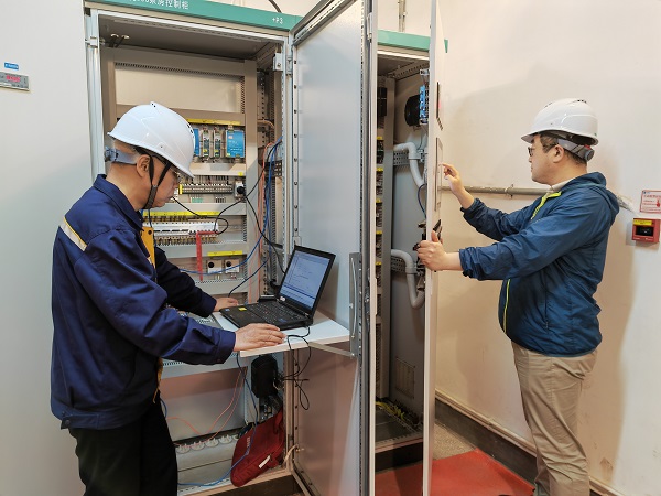 9時(shí)，自控事業(yè)部陳金源、薛翔宇在三峽泄洪壩段深孔605#泵房進(jìn)行設(shè)備調(diào)試，對(duì)自主可控PLC進(jìn)行信號(hào)對(duì)點(diǎn)及邏輯功能測(cè)試。.jpg