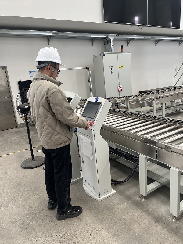 8. 江蘇常州，北自藍(lán)邦周褚飛在操作輻照設(shè)備.jpg