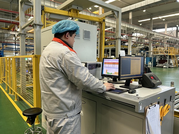 7. 江蘇常州，長江院常州科技韓金城在無紡布車間操作自動包裝機(jī)器人.jpg