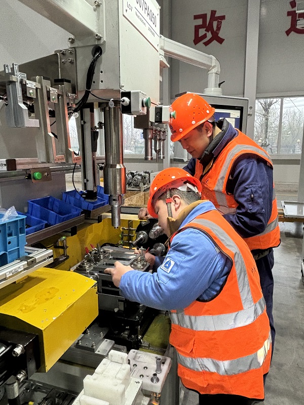2. 浙江嘉興，智能裝配事業(yè)部陶東凱、韓冰華在AMT變速箱柔性生產(chǎn)線項(xiàng)目現(xiàn)場調(diào)試.jpg