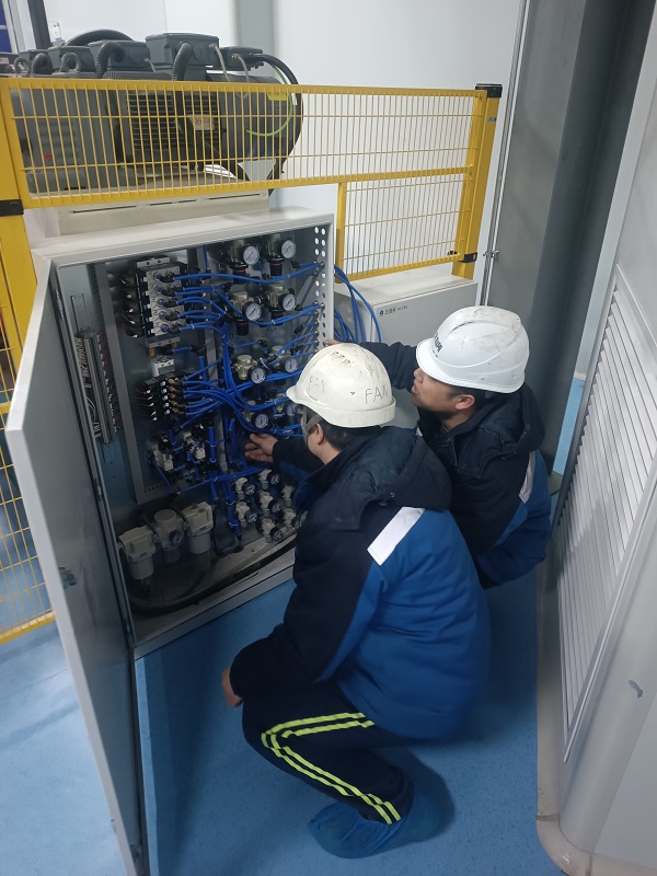 1. 天津，自控事業(yè)部竇增濤、趙強(qiáng)磊正在BOPA成套裝置及服務(wù)采購項(xiàng)目上進(jìn)行調(diào)試.jpg